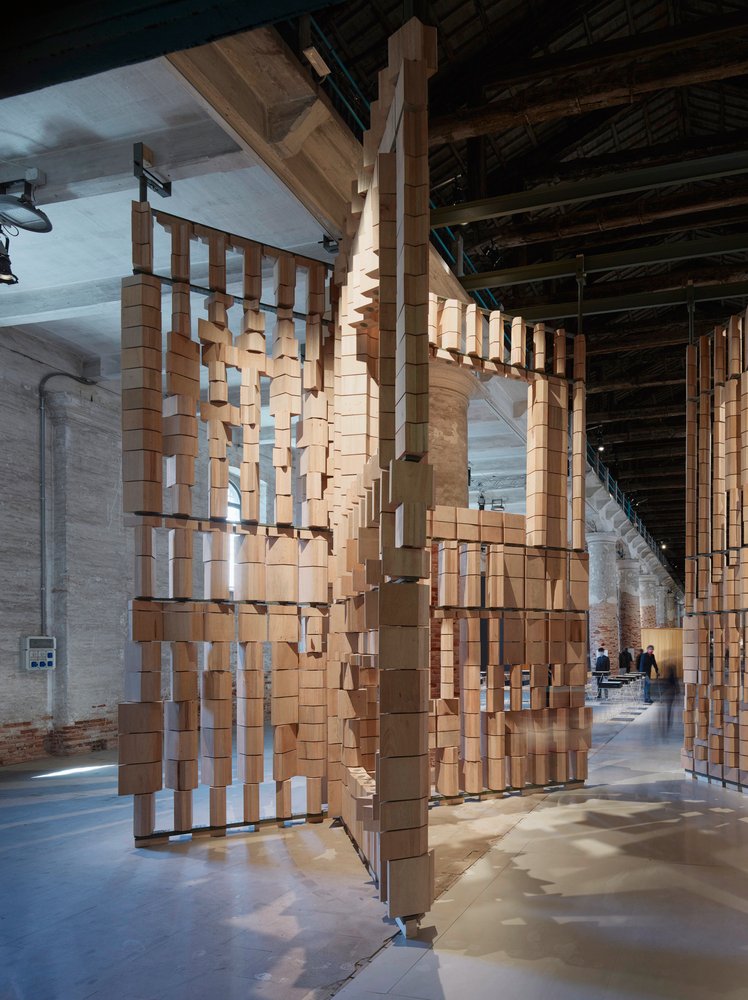 Leonmarcial 在 2021 年威尼斯双年展上的装置作品庆祝建筑与环境之间的对话