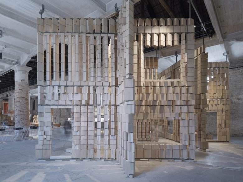 Leonmarcial 在 2021 年威尼斯双年展上的装置作品庆祝建筑与环境之间的对话