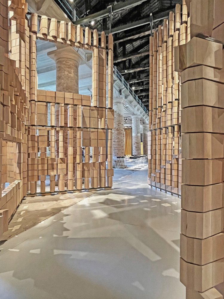 Leonmarcial 在 2021 年威尼斯双年展上的装置作品庆祝建筑与环境之间的对话