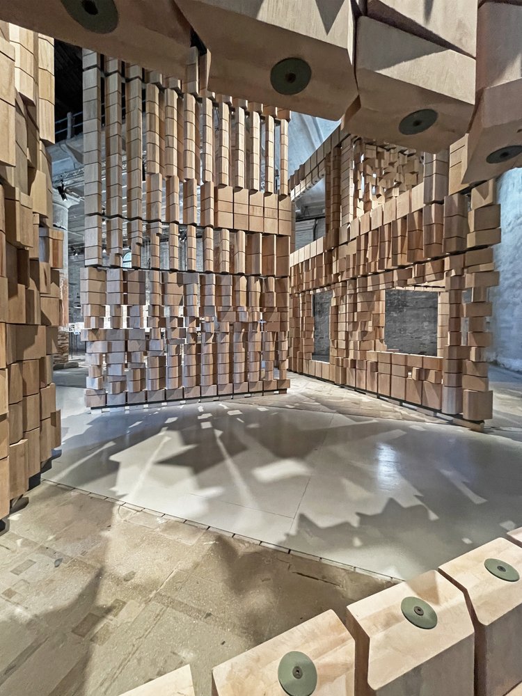 Leonmarcial 在 2021 年威尼斯双年展上的装置作品庆祝建筑与环境之间的对话