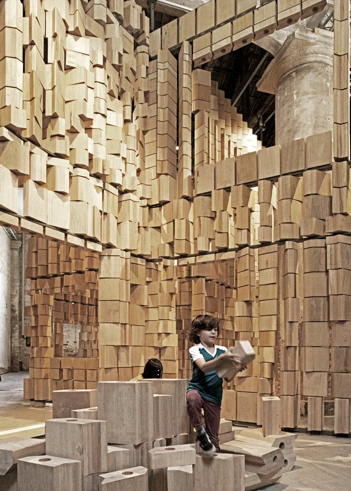 Leonmarcial 在 2021 年威尼斯双年展上的装置作品庆祝建筑与环境之间的对话