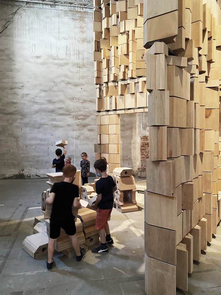 Leonmarcial 在 2021 年威尼斯双年展上的装置作品庆祝建筑与环境之间的对话