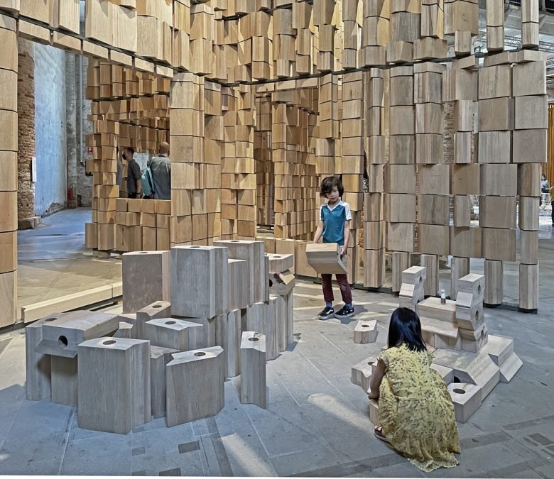 Leonmarcial 在 2021 年威尼斯双年展上的装置作品庆祝建筑与环境之间的对话