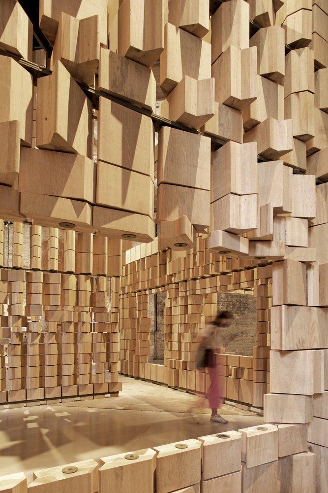 Leonmarcial 在 2021 年威尼斯双年展上的装置作品庆祝建筑与环境之间的对话