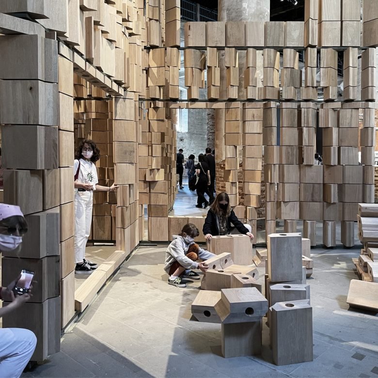 Leonmarcial 在 2021 年威尼斯双年展上的装置作品庆祝建筑与环境之间的对话