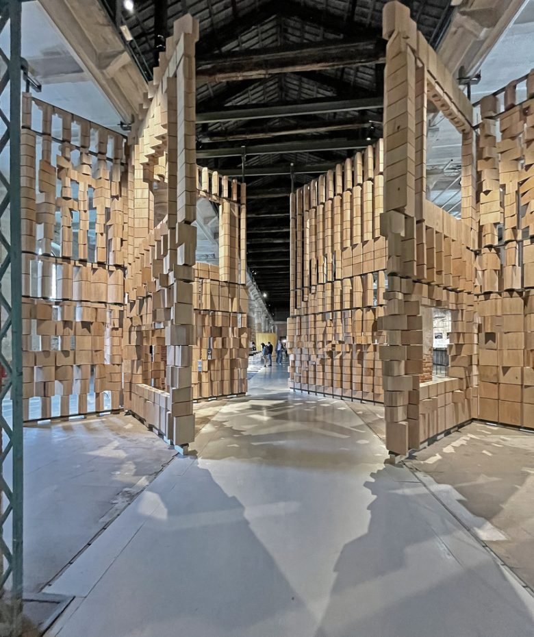 Leonmarcial 在 2021 年威尼斯双年展上的装置作品庆祝建筑与环境之间的对话