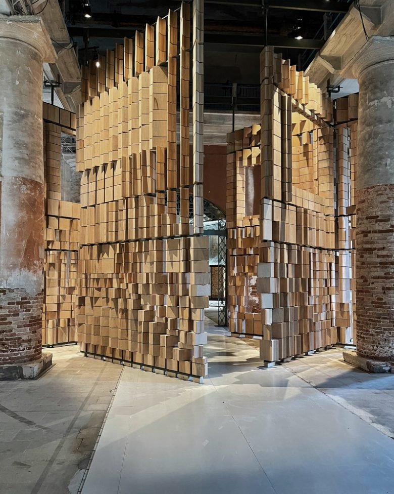 Leonmarcial 在 2021 年威尼斯双年展上的装置作品庆祝建筑与环境之间的对话