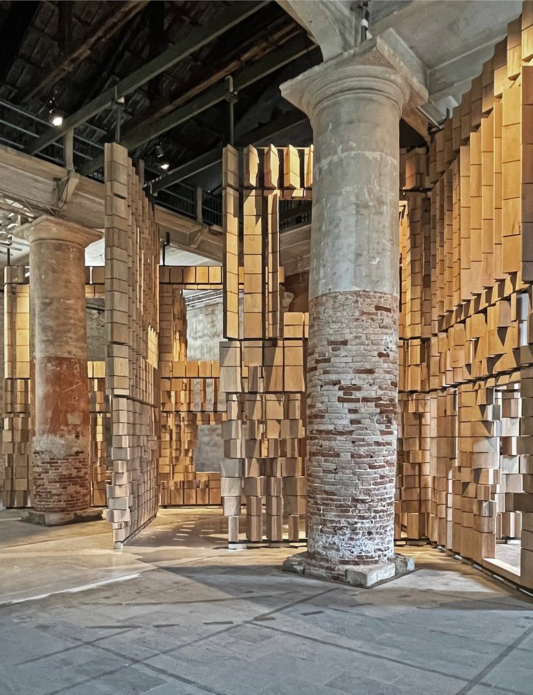 Leonmarcial 在 2021 年威尼斯双年展上的装置作品庆祝建筑与环境之间的对话