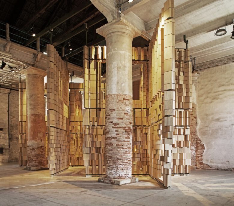 Leonmarcial 在 2021 年威尼斯双年展上的装置作品庆祝建筑与环境之间的对话