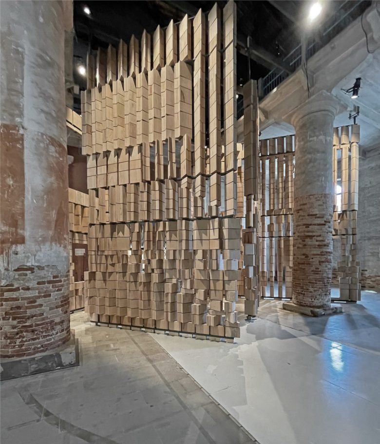 Leonmarcial 在 2021 年威尼斯双年展上的装置作品庆祝建筑与环境之间的对话