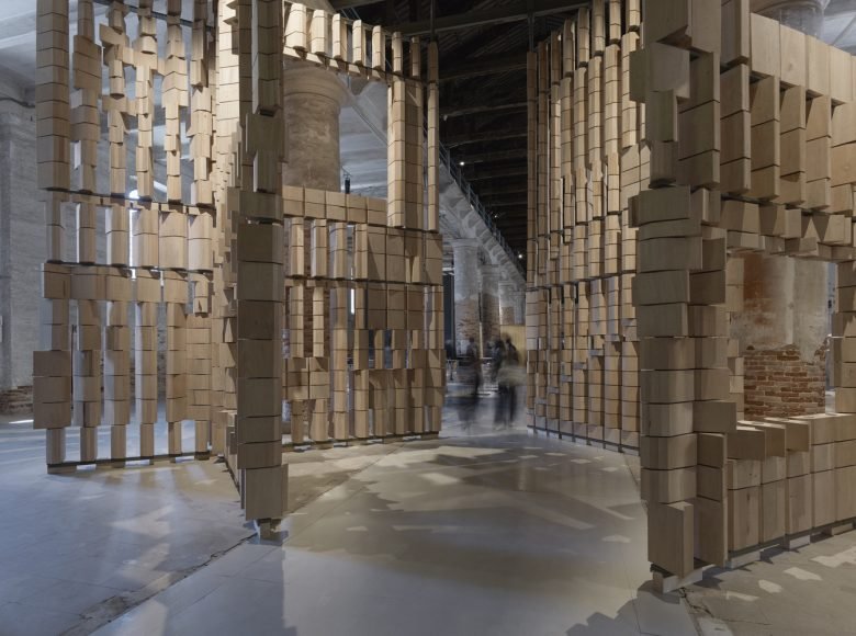 Leonmarcial 在 2021 年威尼斯双年展上的装置作品庆祝建筑与环境之间的对话