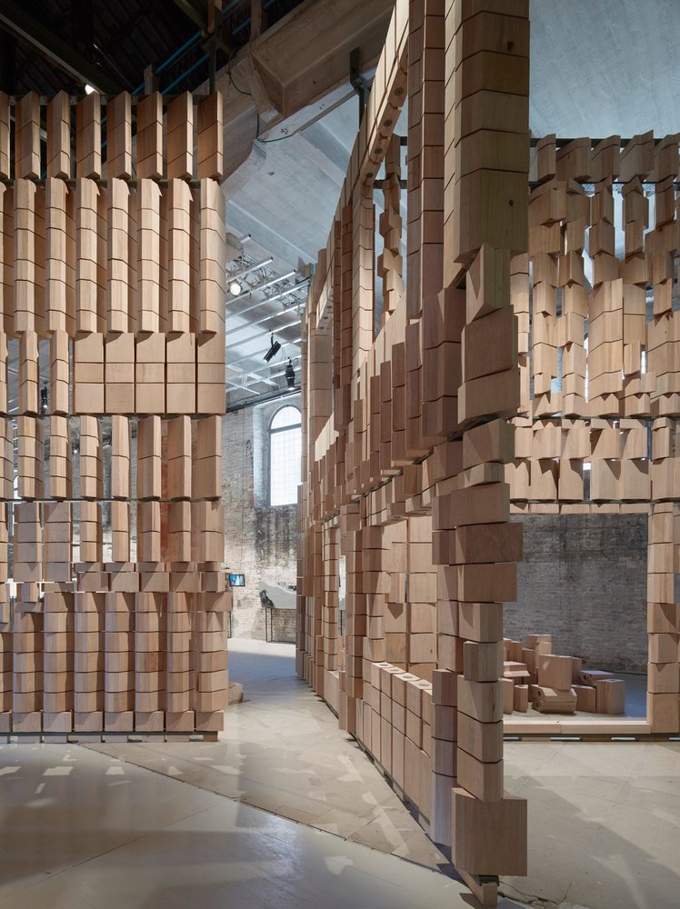 Leonmarcial 在 2021 年威尼斯双年展上的装置作品庆祝建筑与环境之间的对话