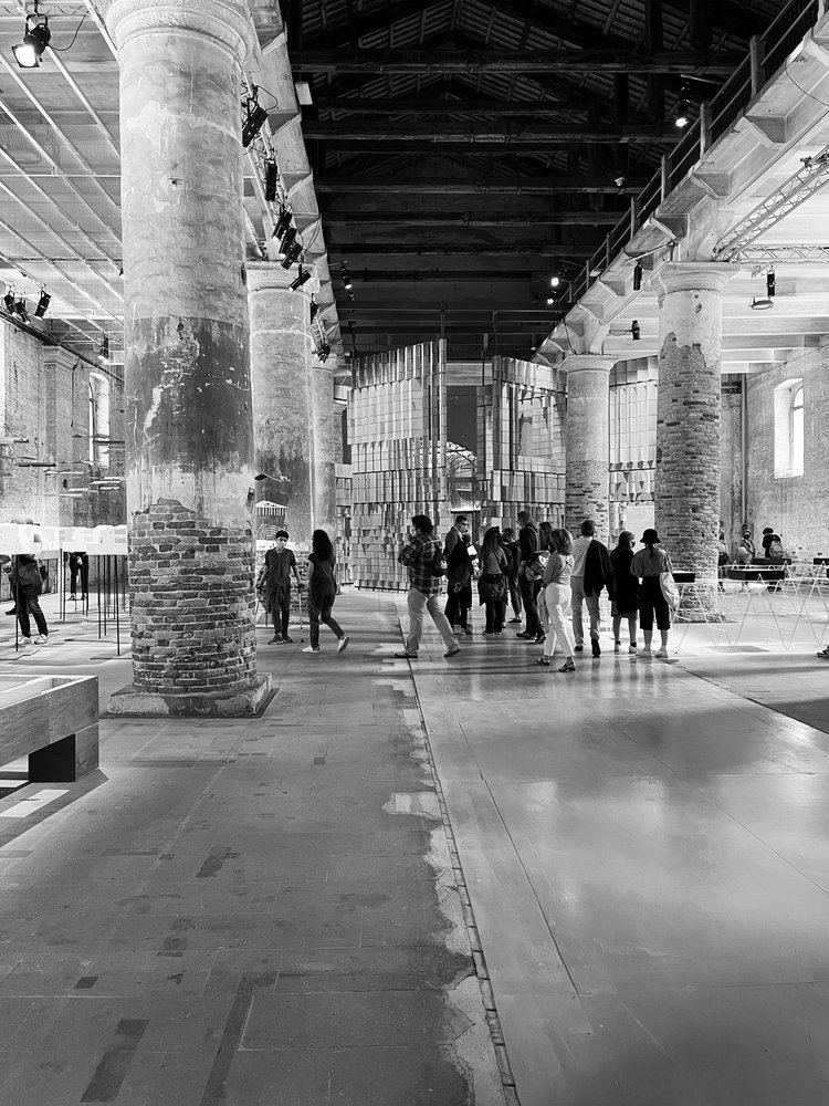 Leonmarcial 在 2021 年威尼斯双年展上的装置作品庆祝建筑与环境之间的对话