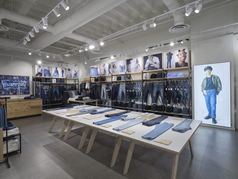 Levi’s® 牛仔裤和 T 恤 X Lucky Fox