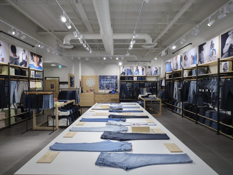 Levi’s® 牛仔裤和 T 恤 X Lucky Fox