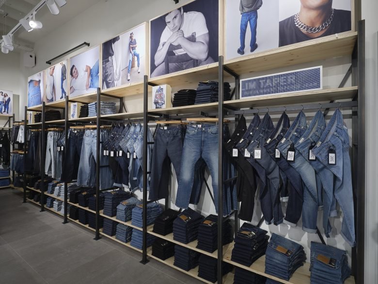 Levi’s® 牛仔裤和 T 恤 X Lucky Fox