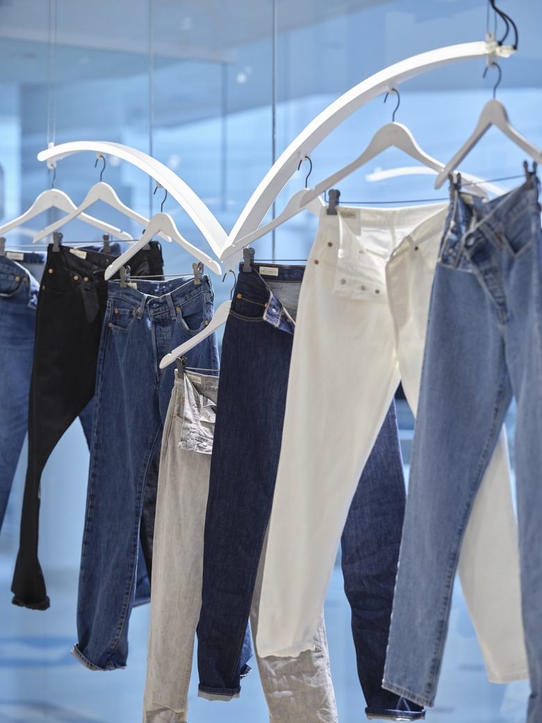 Levi’s® 牛仔裤和 T 恤 X Lucky Fox