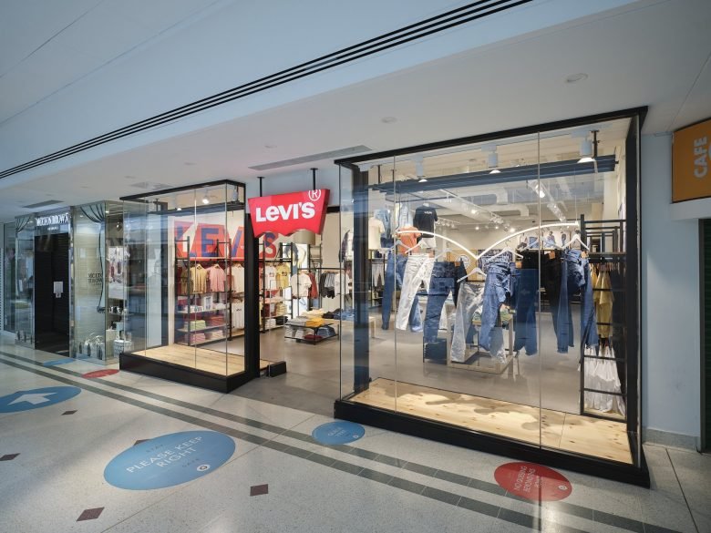 Levi’s® 牛仔裤和 T 恤 X Lucky Fox