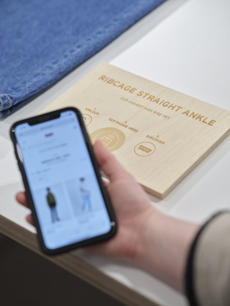 Levi’s® 牛仔裤和 T 恤 X Lucky Fox