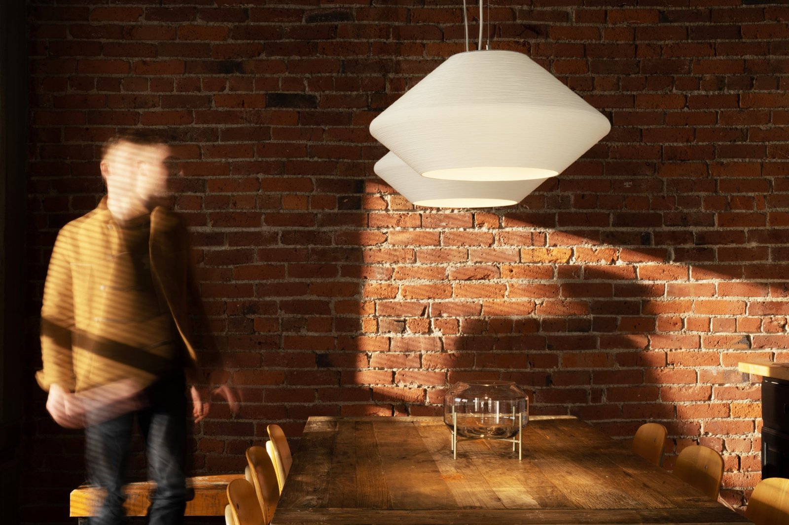 LightArt 的新吊灯研究规模、颜色、照明技术和可持续性