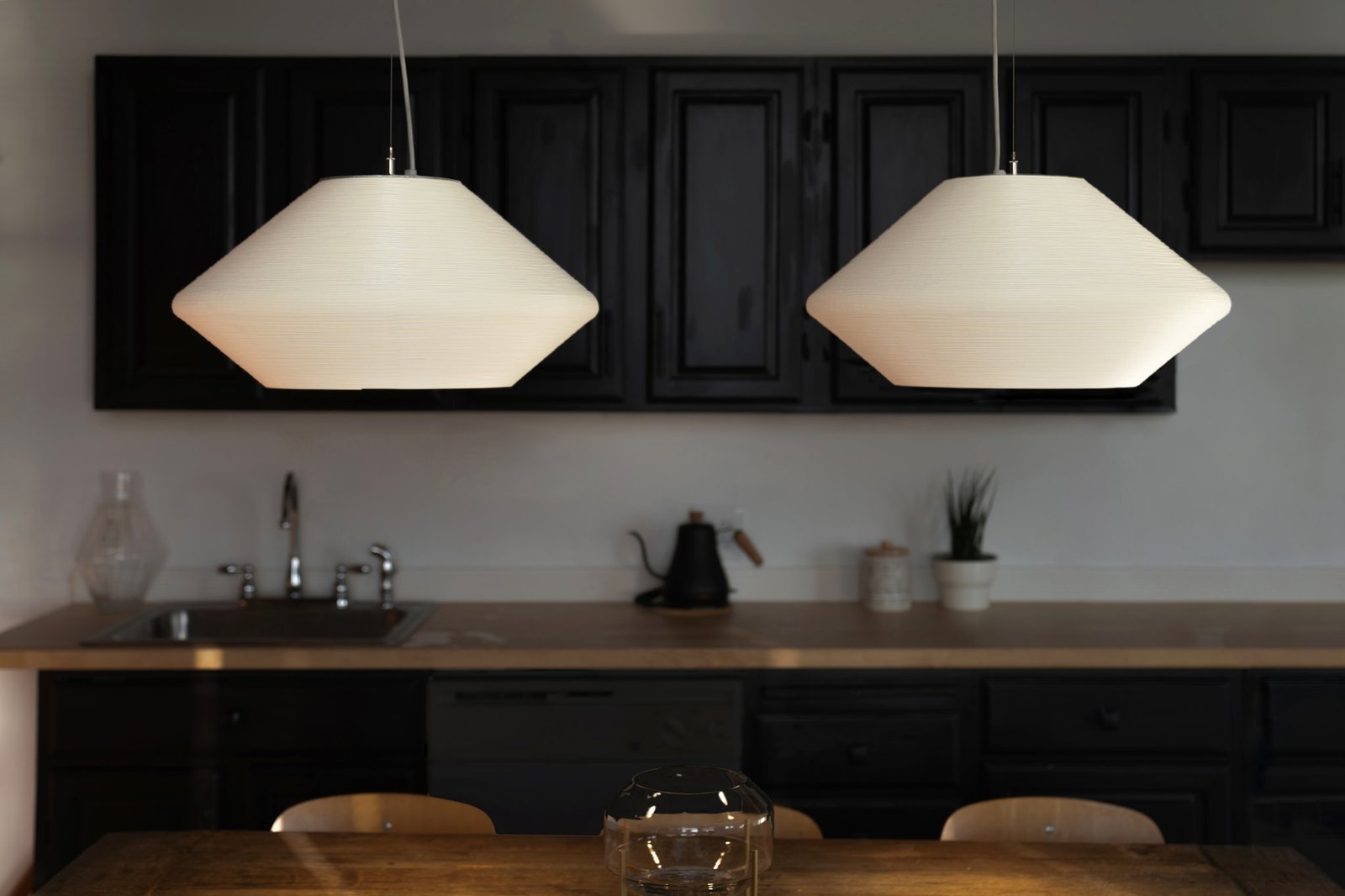 LightArt 的新吊灯研究规模、颜色、照明技术和可持续性