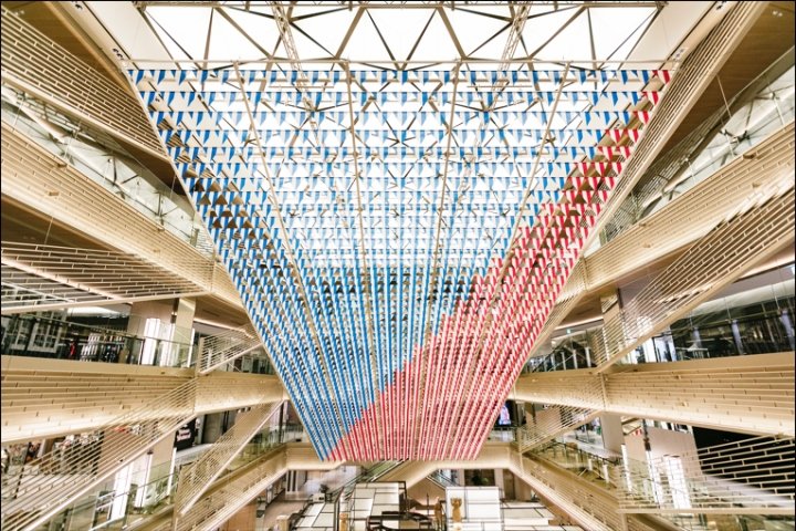 就像丹尼尔·布伦 (Daniel Buren) 的《八哥飞行》装置作品，日本东京