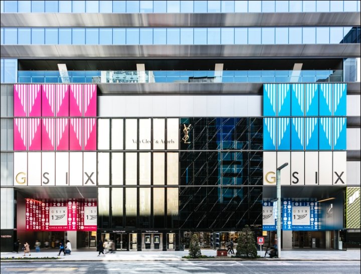 就像丹尼尔·布伦 (Daniel Buren) 的《八哥飞行》装置作品，日本东京