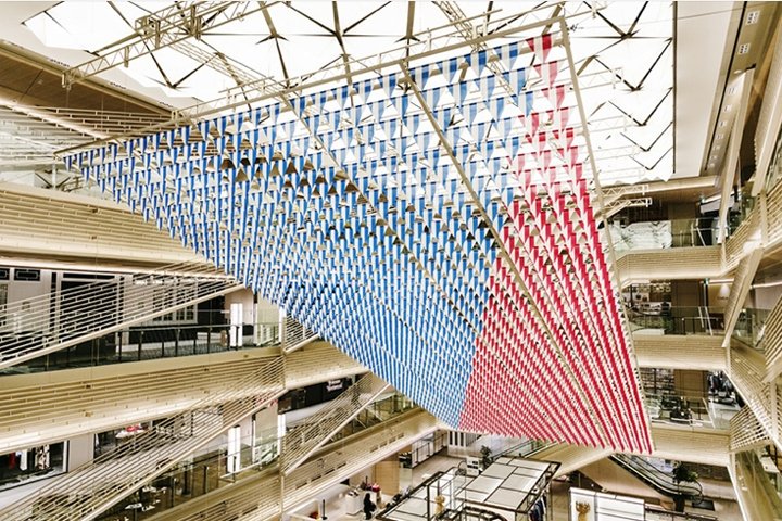 就像丹尼尔·布伦 (Daniel Buren) 的《八哥飞行》装置作品，日本东京
