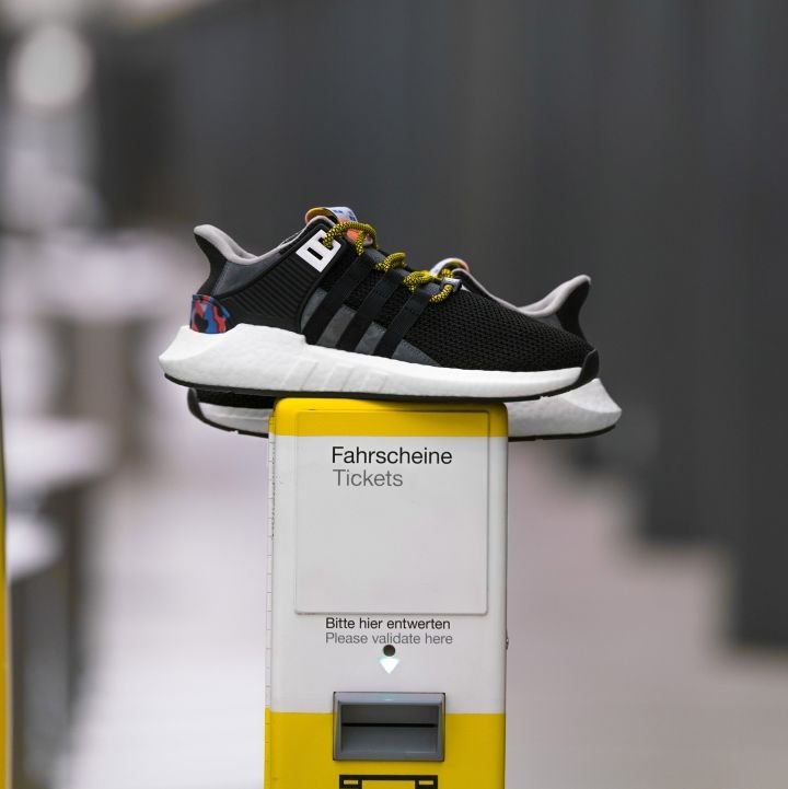 Adidas 和 Berliner Verkehsbetriebe 推出的限量版运动鞋