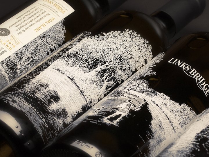 Links Bridge Vineyards 经典系列葡萄酒包装由 Octavo Designs 设计