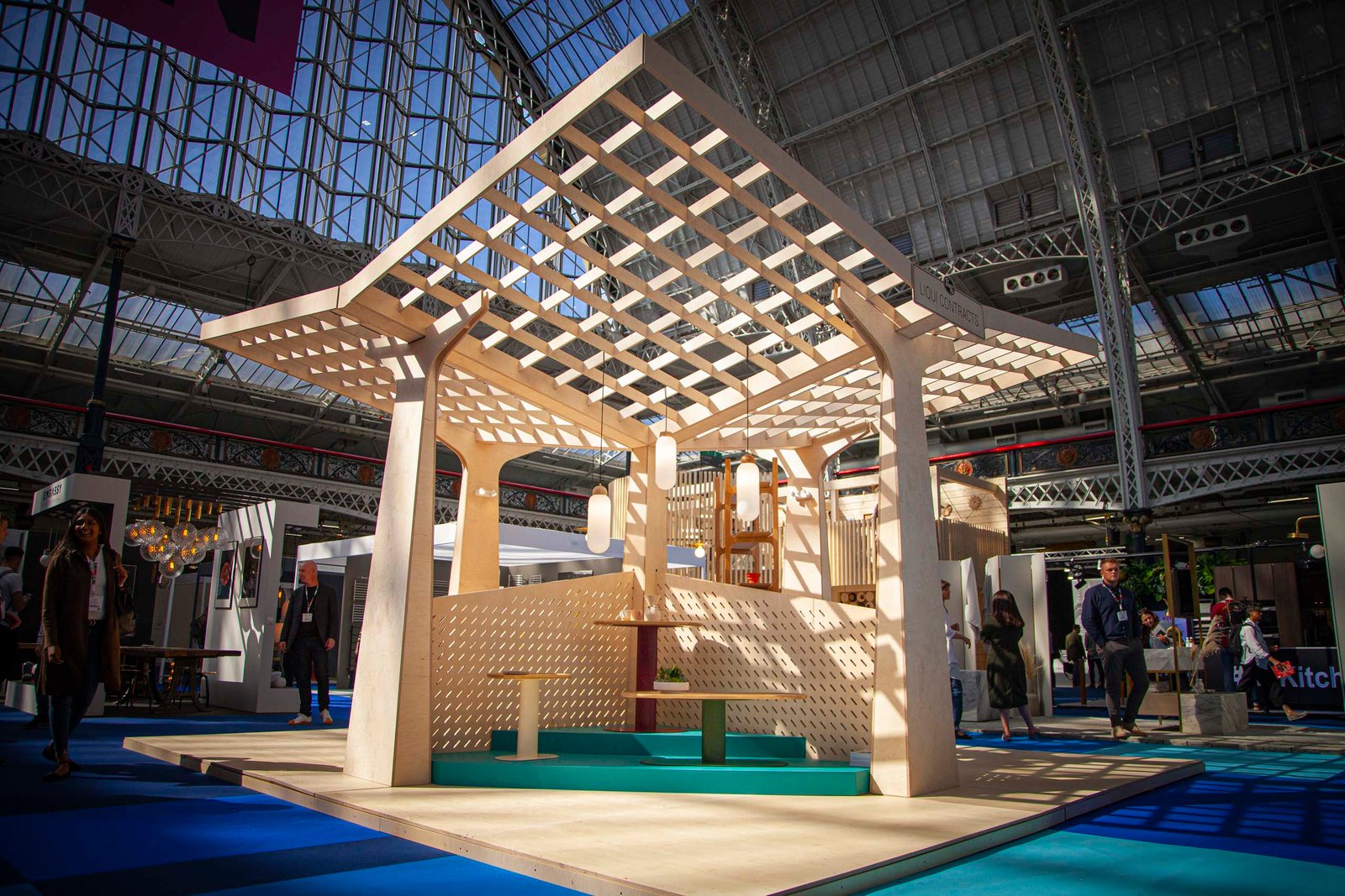 Liqui Contracts 在 100% Design 的桦木天篷式展馆中展示其创意新系列