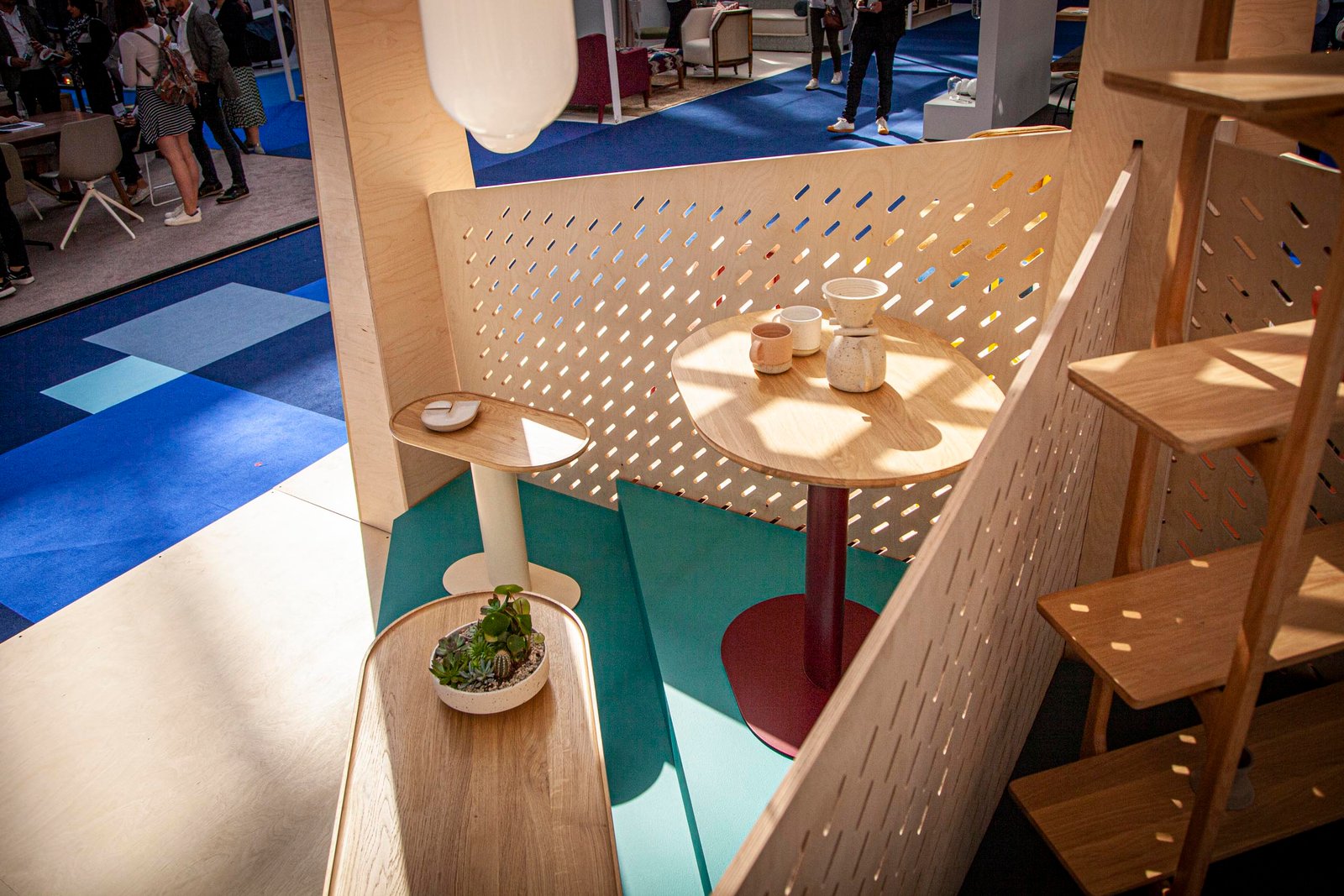 Liqui Contracts 在 100% Design 的桦木天篷式展馆中展示其创意新系列