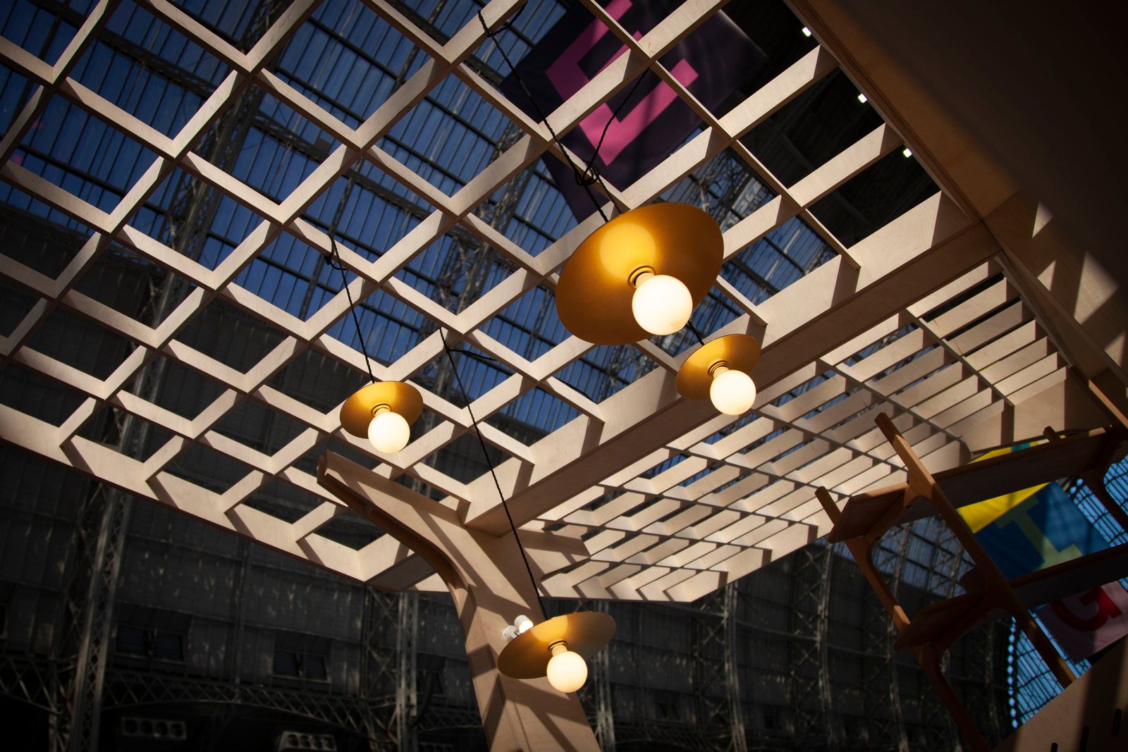 Liqui Contracts 在 100% Design 的桦木天篷式展馆中展示其创意新系列