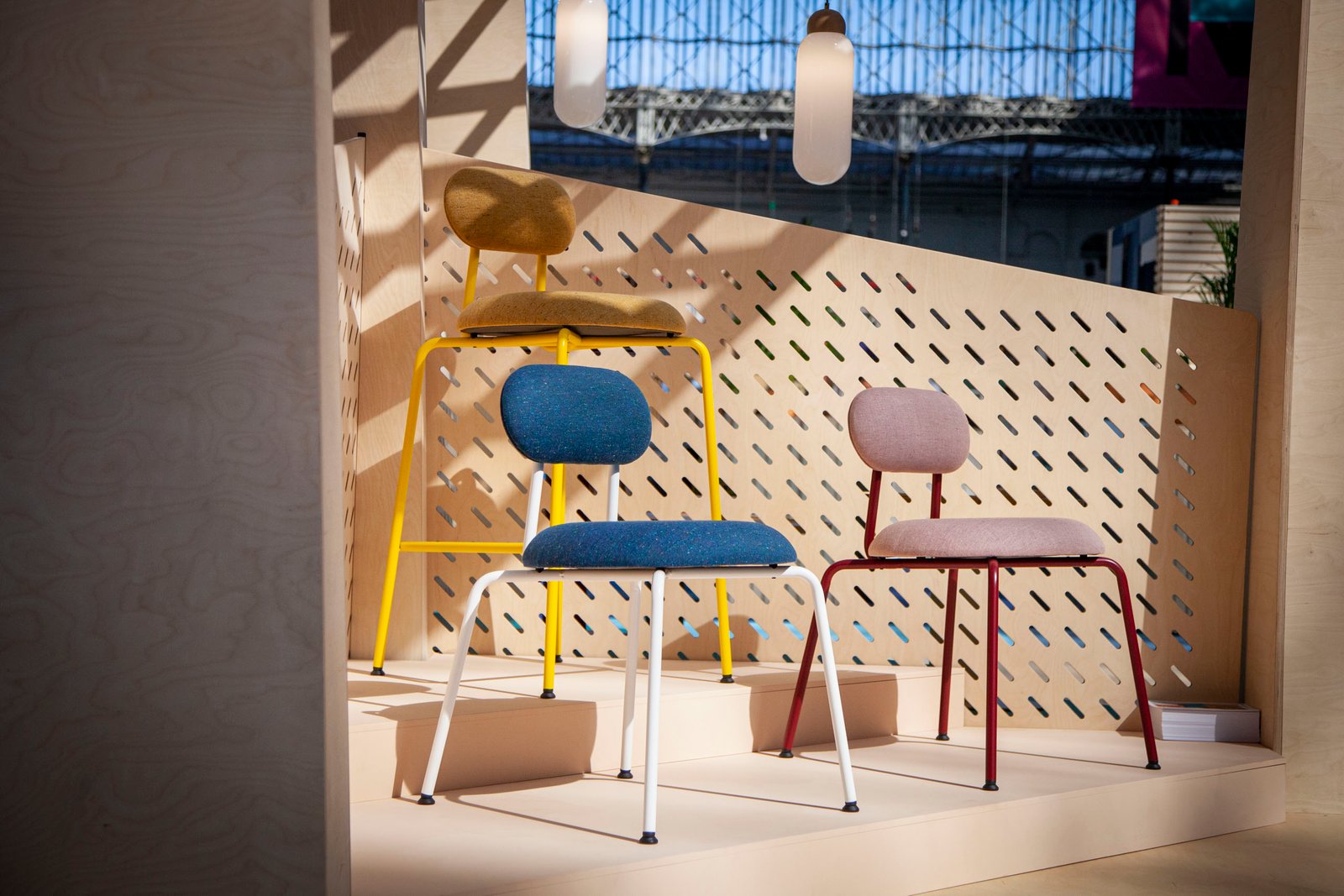 Liqui Contracts 在 100% Design 的桦木天篷式展馆中展示其创意新系列