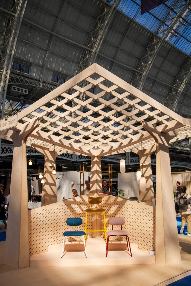 Liqui Contracts 在 100% Design 的桦木天篷式展馆中展示其创意新系列