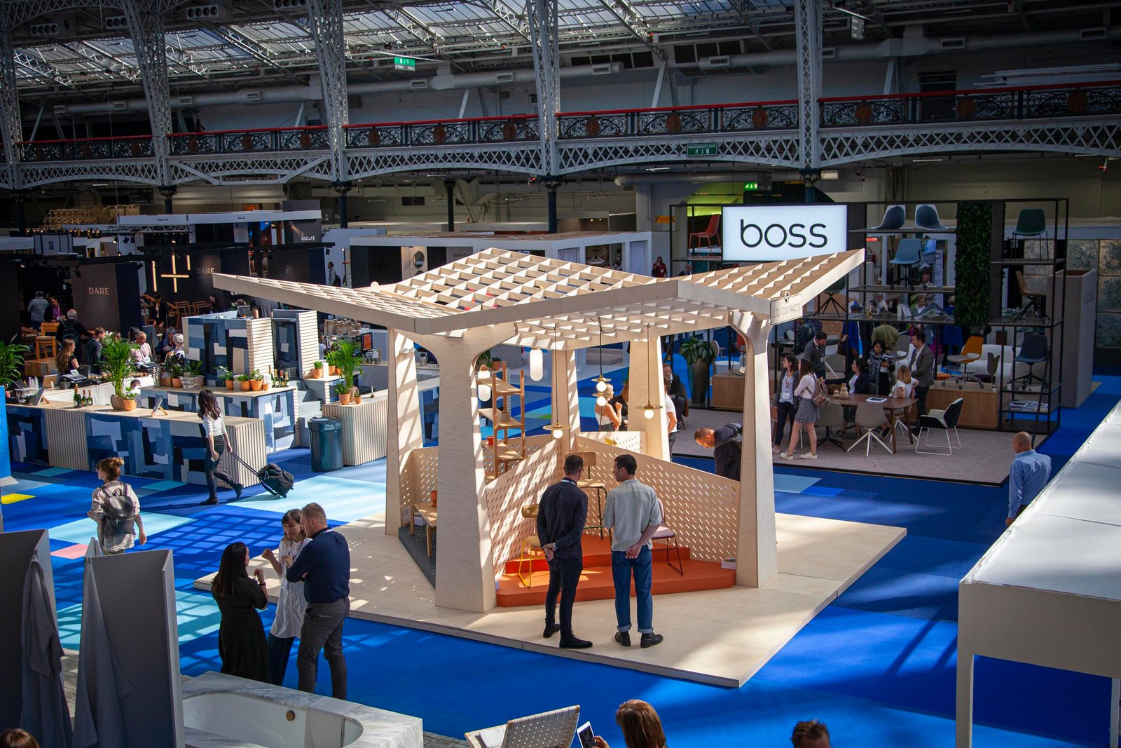 Liqui Contracts 在 100% Design 的桦木天篷式展馆中展示其创意新系列