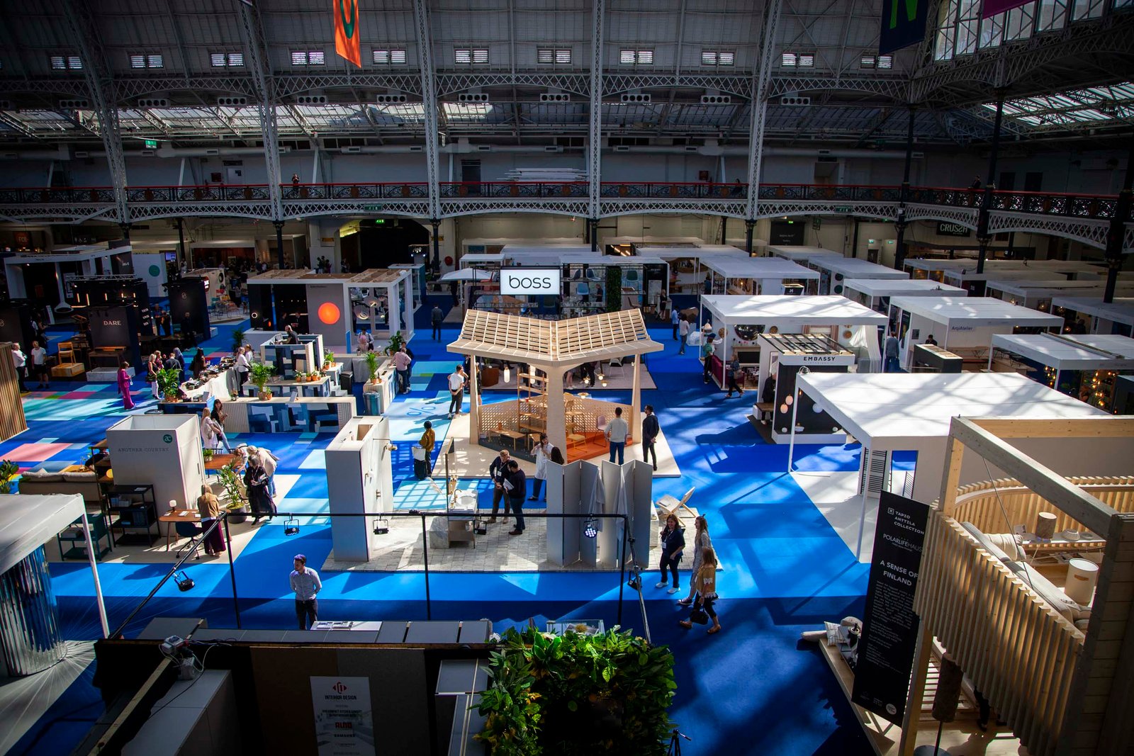 Liqui Contracts 在 100% Design 的桦木天篷式展馆中展示其创意新系列