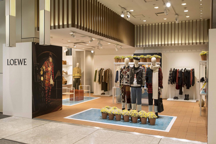 Loewe 快闪店，由 Johnatan Anderson 和 m/m（巴黎）设计，日本新宿