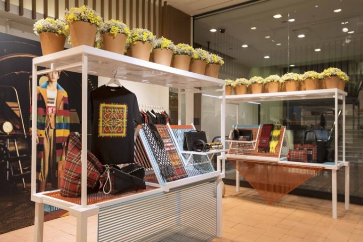 Loewe 快闪店，由 Johnatan Anderson 和 m/m（巴黎）设计，日本新宿