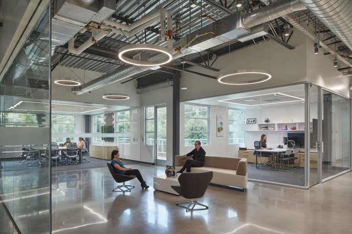 洛杉矶公羊队总部由 HKS 设计，位于加利福尼亚州阿古拉山