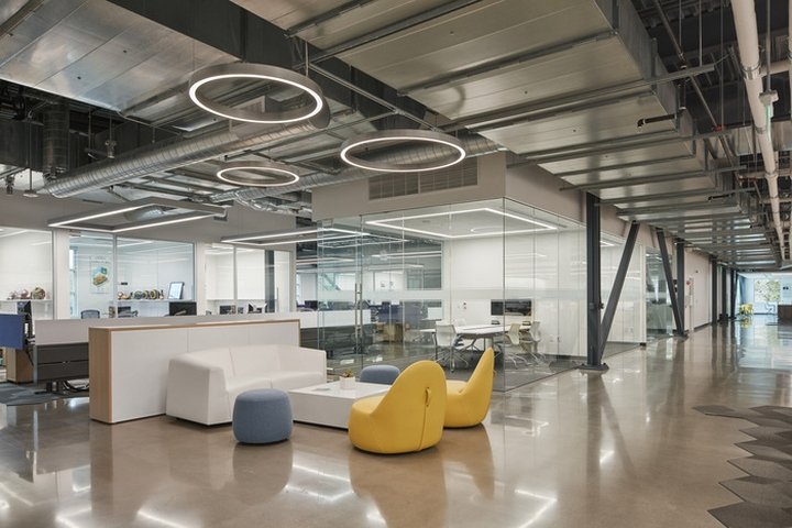 洛杉矶公羊队总部由 HKS 设计，位于加利福尼亚州阿古拉山