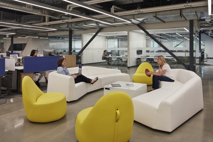 洛杉矶公羊队总部由 HKS 设计，位于加利福尼亚州阿古拉山