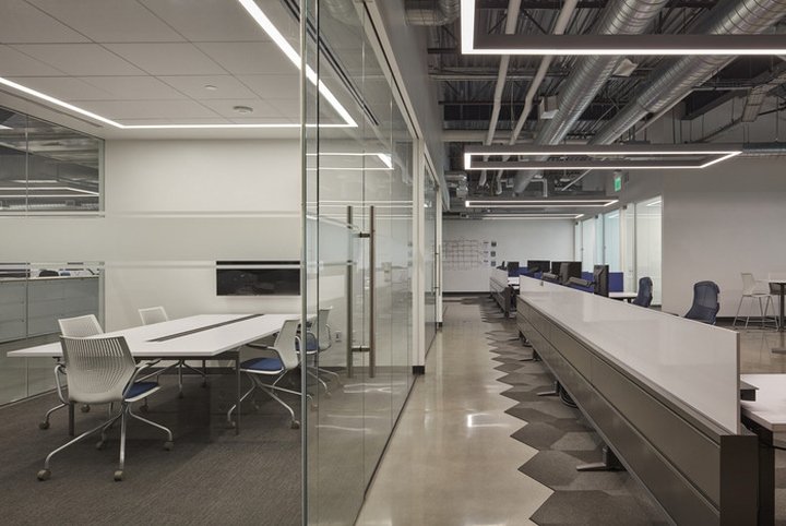 洛杉矶公羊队总部由 HKS 设计，位于加利福尼亚州阿古拉山