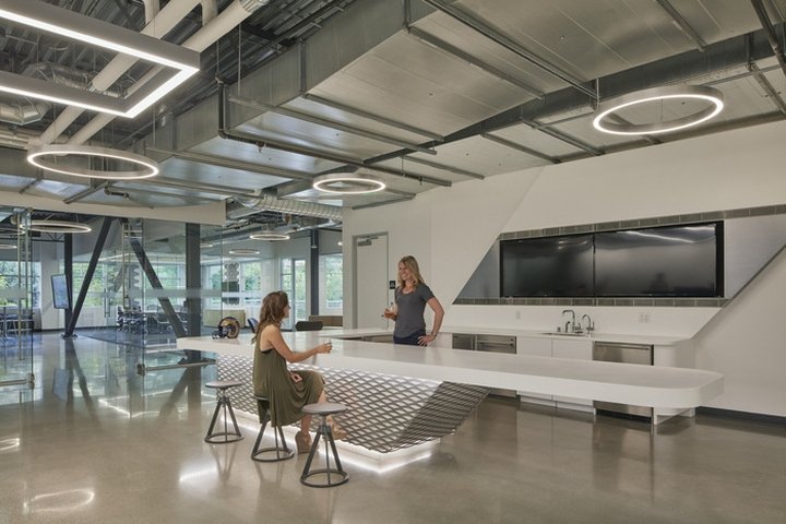 洛杉矶公羊队总部由 HKS 设计，位于加利福尼亚州阿古拉山