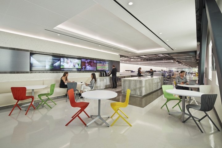 洛杉矶公羊队总部由 HKS 设计，位于加利福尼亚州阿古拉山