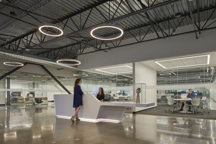 洛杉矶公羊队总部由 HKS 设计，位于加利福尼亚州阿古拉山