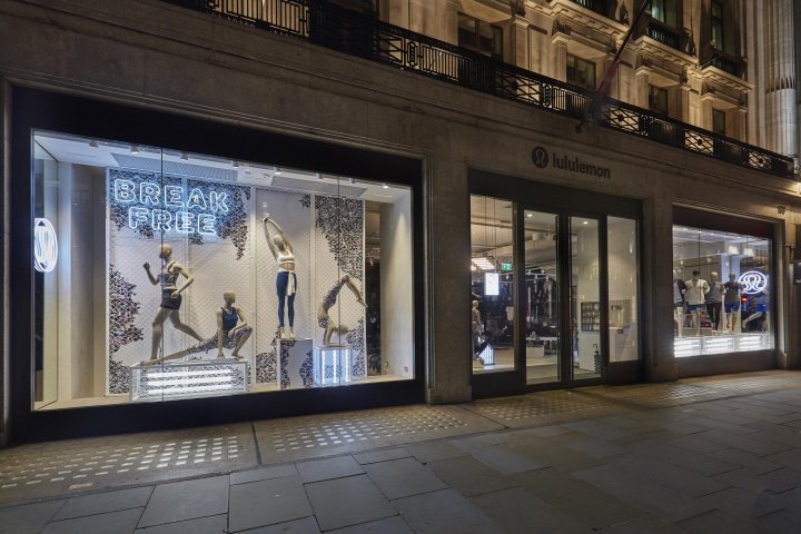 英国伦敦 Lucky Fox 的 Lululemon 橱窗展示