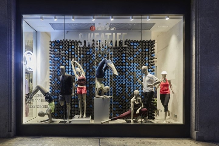 Lululemon 橱窗和店内虚拟机由 Lucky Fox 设计，英国伦敦