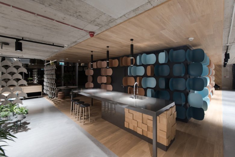 全新 Flokk 展厅中功能齐全的简约空间