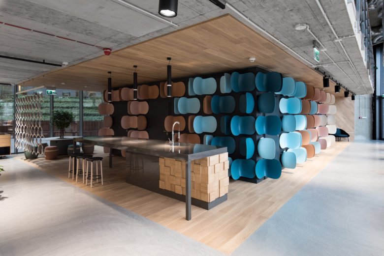 全新 Flokk 展厅中功能齐全的简约空间